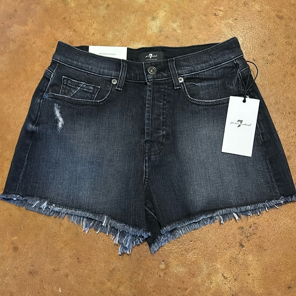 NWT 7 For All Mankind raw hem short. Size 25